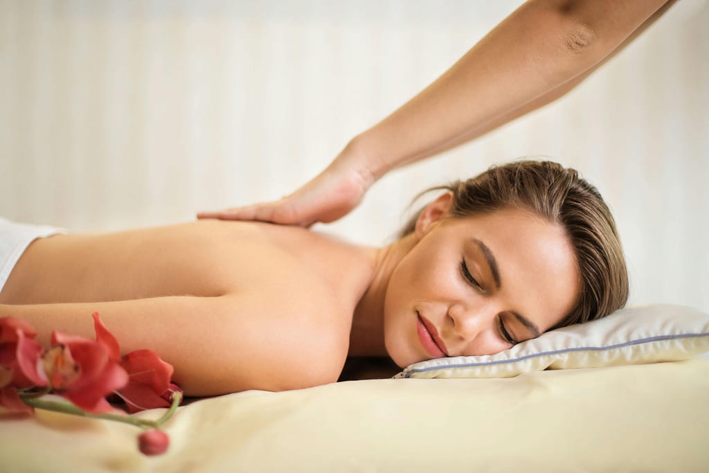 fomentos calientes en la espalda Mujer recibiendo una terapia de fomentos calientes en la espalda para relajar el sistema nervioso.