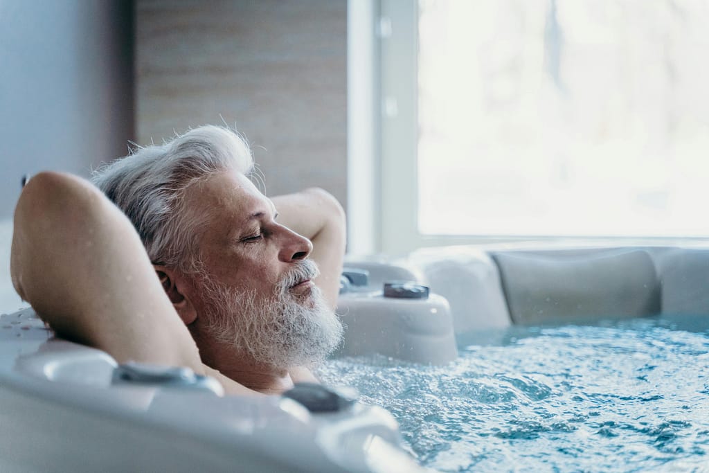hidroterapia-caliente-bienestar-bio-yin Hombre mayor relajándose en un jacuzzi con hidroterapia caliente para el manejo del estrés y la ansiedad.