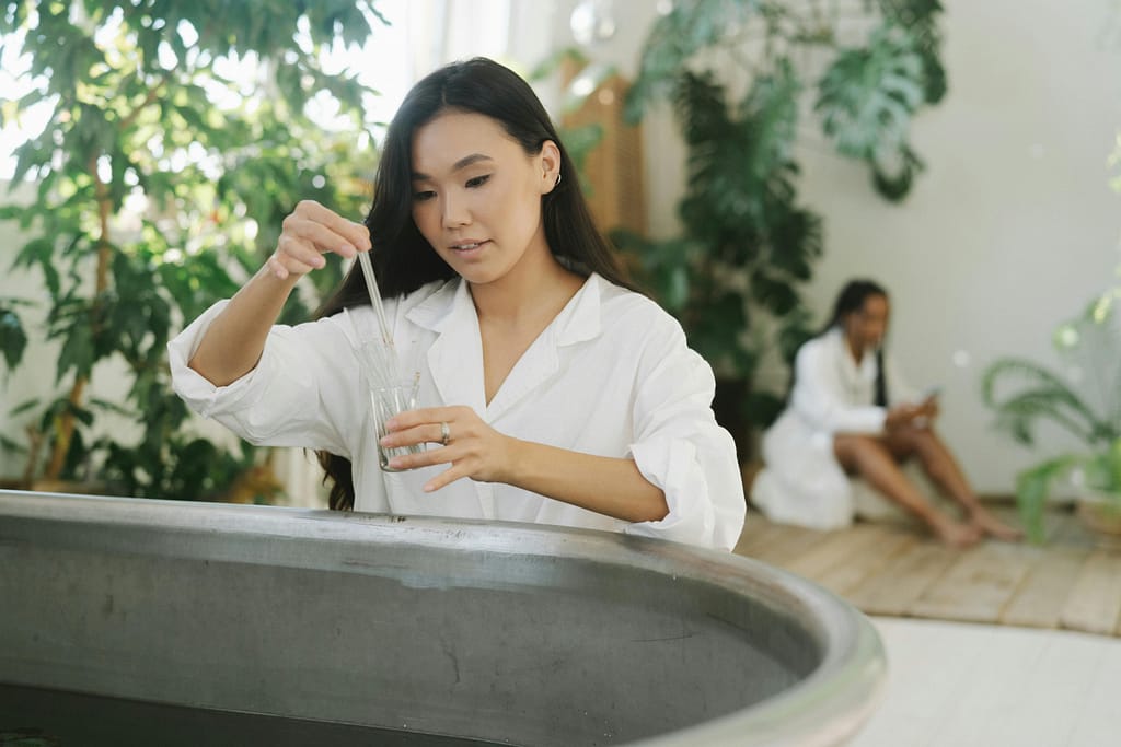 hidroterapia-ozonizada-laboratorio-bio-yin Profesionales de Bio-Yin preparando un baño de hidroterapia ozonizada con cloruro de sodio (NaCl) para reducir la inflamación sistémica persistente.