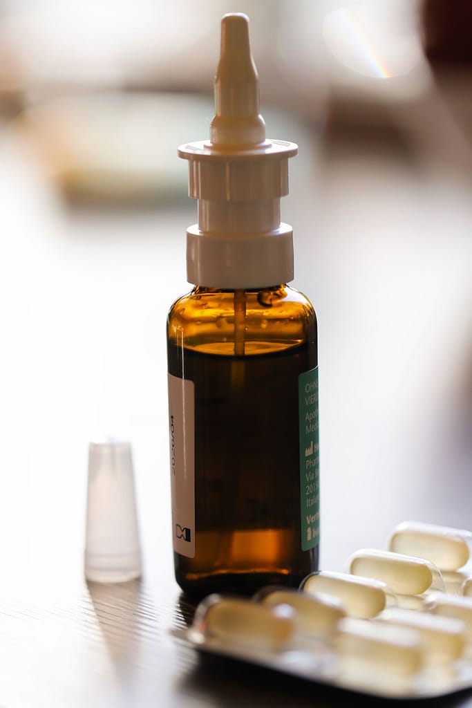 Tratamiento y medicamentos para pólipos nasales Frasco de spray nasal y blíster de cápsulas para el tratamiento de pólipos nasales.